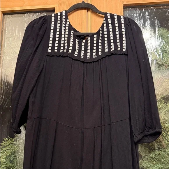 Elegant Black Dress with White Accents - Picture 2 of 2